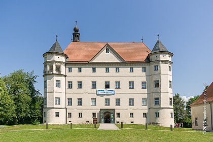 Schloss Hartheim Frontansicht