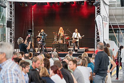 FIELDS OF JOY auf der Bühne in Leonding