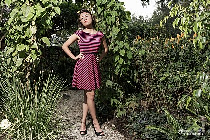 Frau vor Sträuchern 02