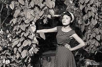 Frau vor Sträuchern 01