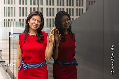 Frau an einer Glasfassade