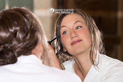 Hochzeit Guatemala, Braut vor Spiegel